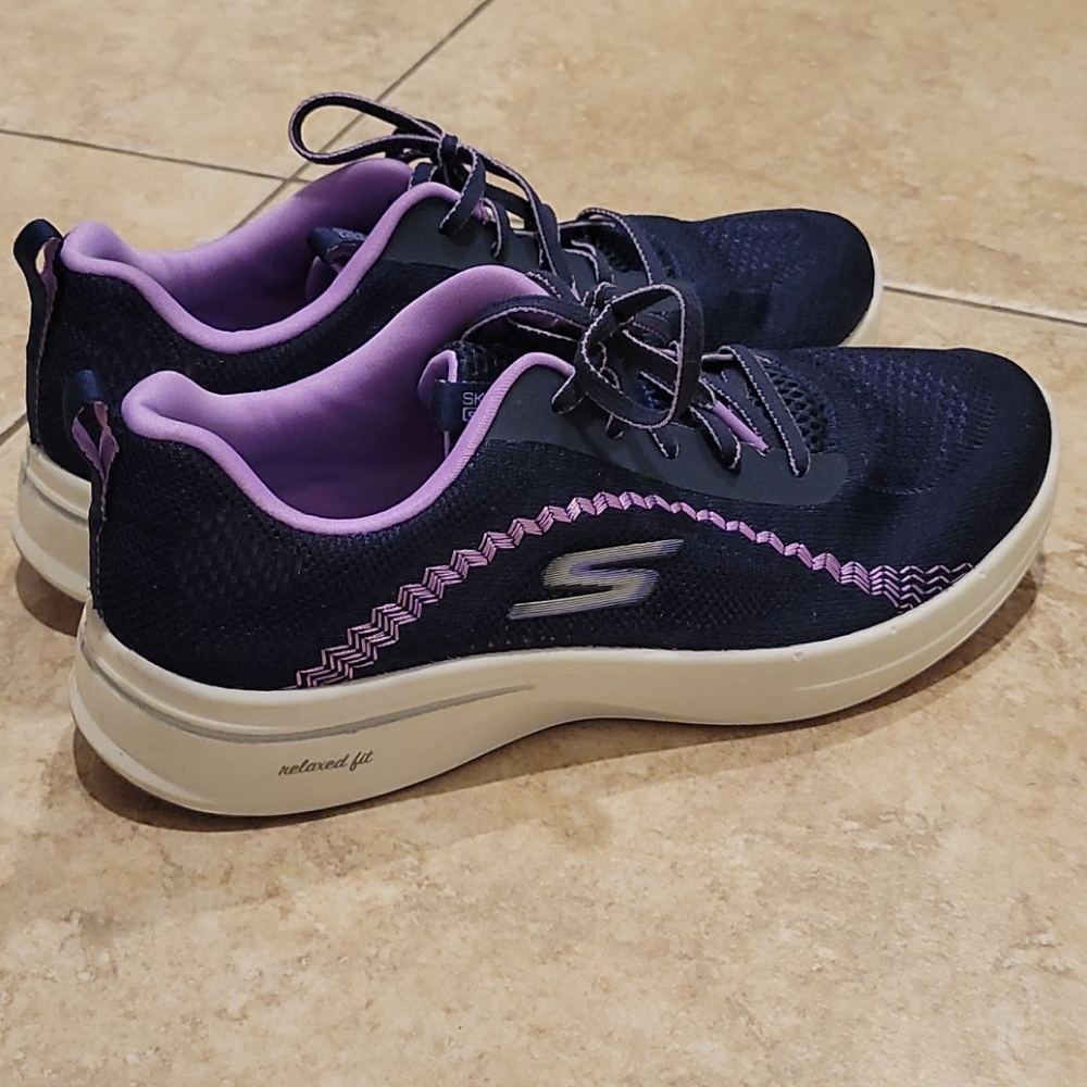 Sketchers sneakers, barely worn!